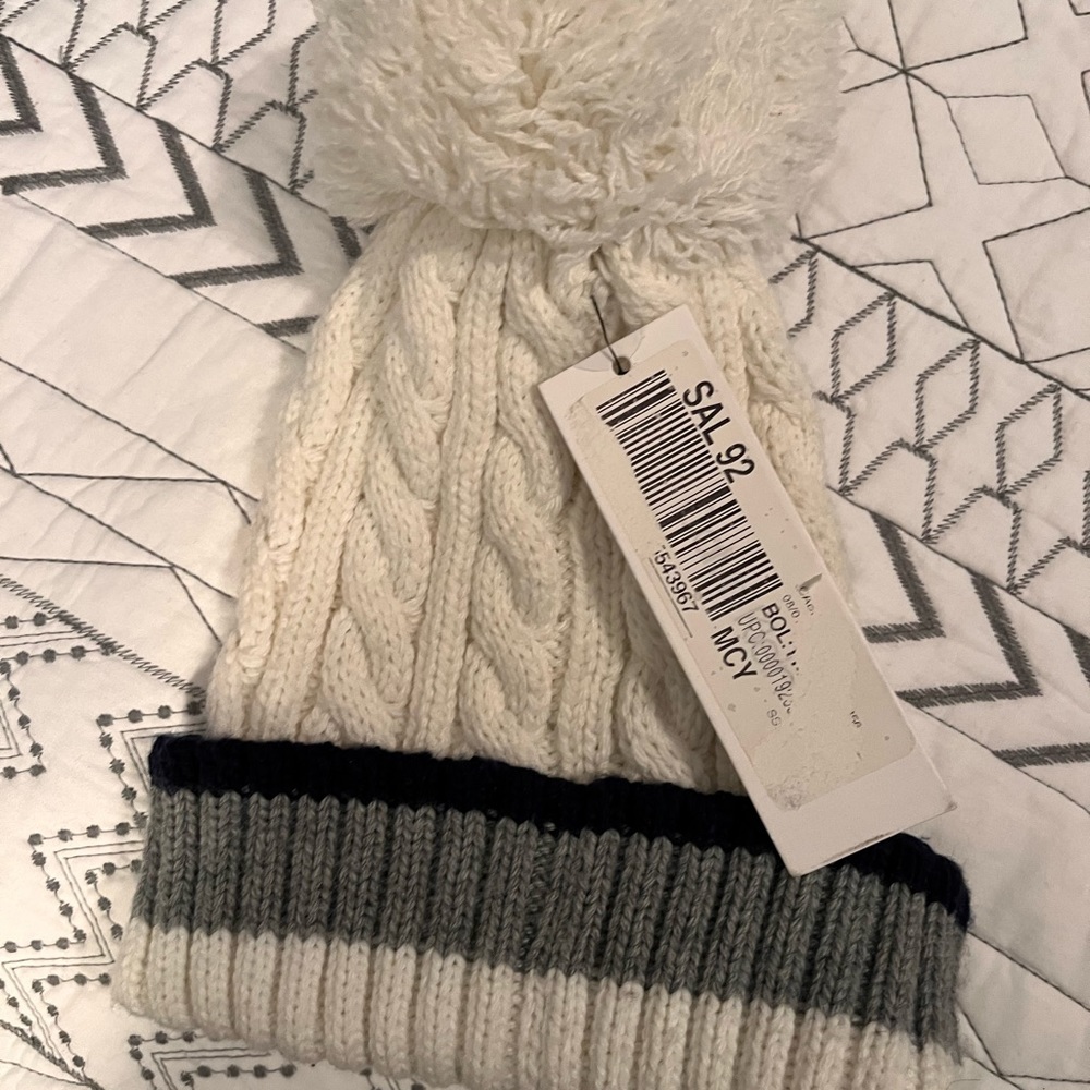 FREE SHIPPING + BRAND NEW CALVIN KLEIN- WHITE, QUILTED, WHITE BEANIE W/ PUFF 🤍 - Picture 3 of 6